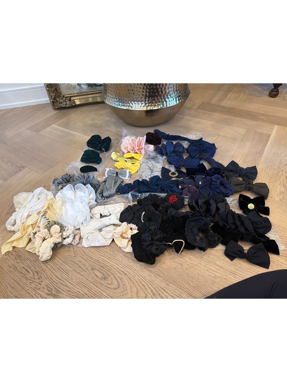 Large lot of ladies hair clips, scrunchies and combs